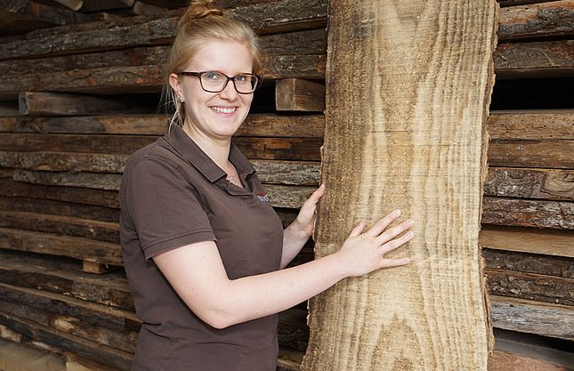 Katrin Schönberger mit einem Holzbrett