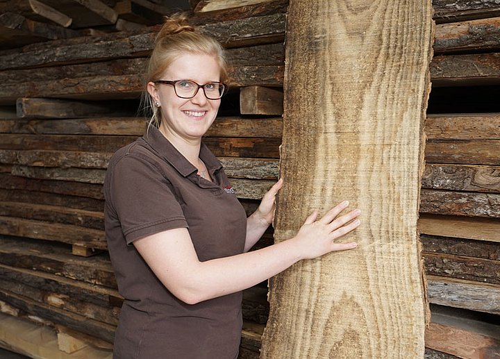 Katrin Schönberger mit einem Holzbrett Katrin Schönberger mit einem Holzbrett