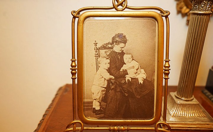 Gräfin von Holnstein mit ihren Kindern 1871
