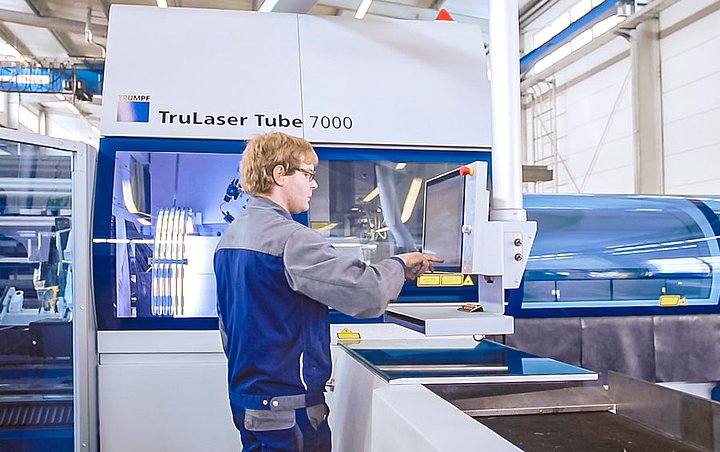 Arbeiter an einer High-Tech-Maschine