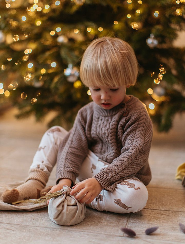 Kind mit Weihnachtsgeschenk