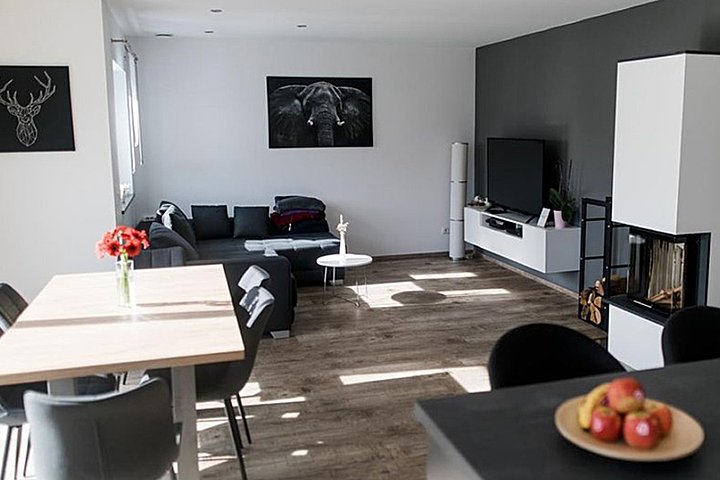 Wohnzimmer mit Sonnenlicht