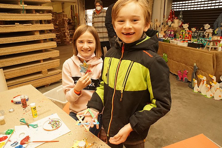 Spaß für Kinder beim Basteln mit Holz.