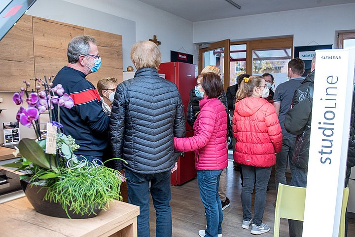 Großer Andrang im Küchenatelier Schönberger.