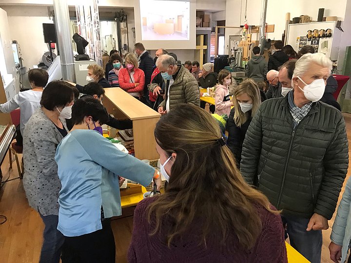 Sturm auf die Kaffe- und Kuchentheke.