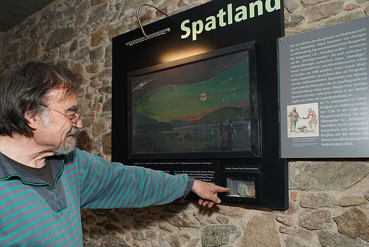 Franz Grundler vor einer Informationstafel