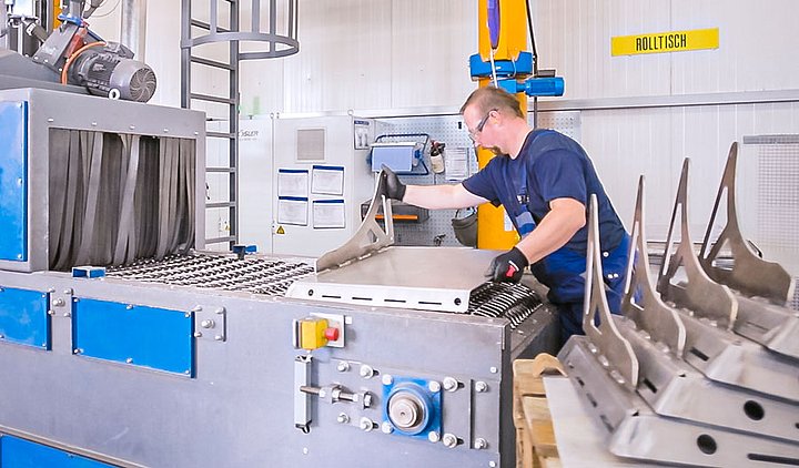 Arbeiter beim Kugelstrahlen