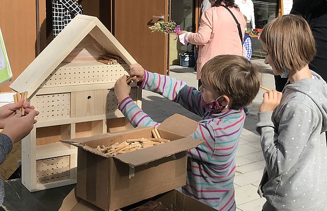 Kinder bauen ein Insektenhotel