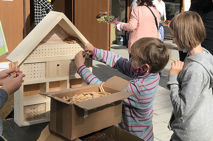 Kinder bauen ein Insektenhotel Kinder bauen ein Insektenhotel