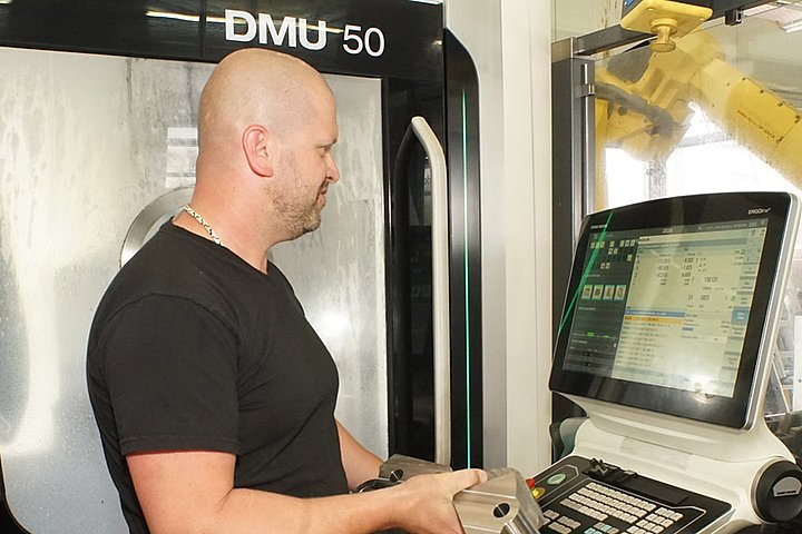 Mitarbeiter an einer modernen Maschine Mitarbeiter an einer modernen Maschine