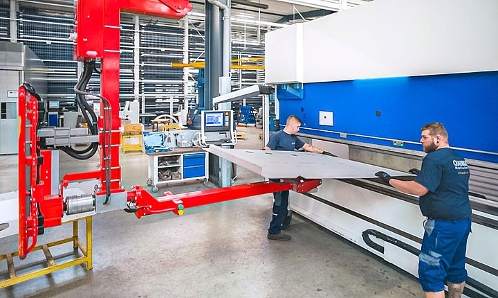 Arbeiter beim Umformen einer Metallplatte