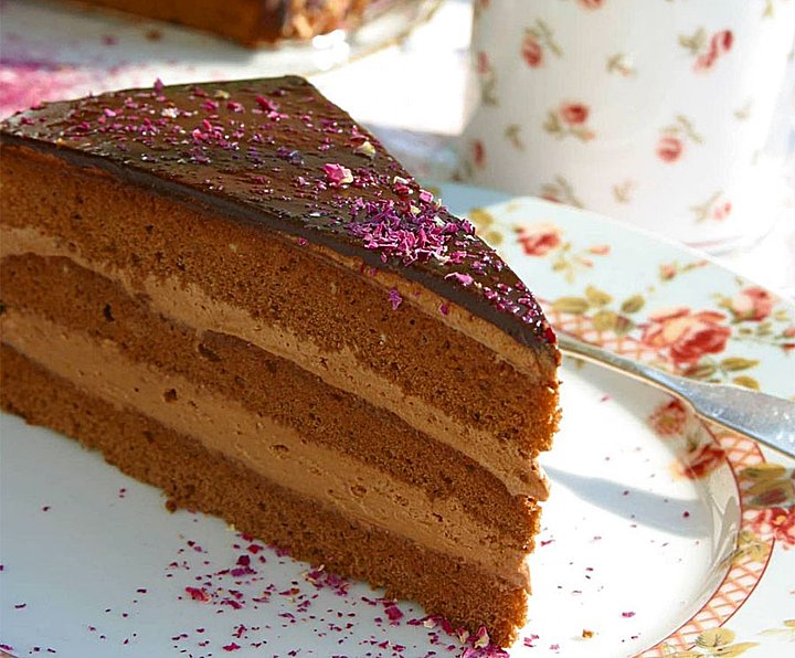 Torte mit Rosenaroma und Rosenblüten