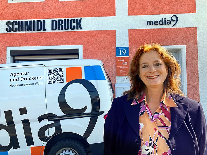 Barbara Schmid vor dem Firmenbus