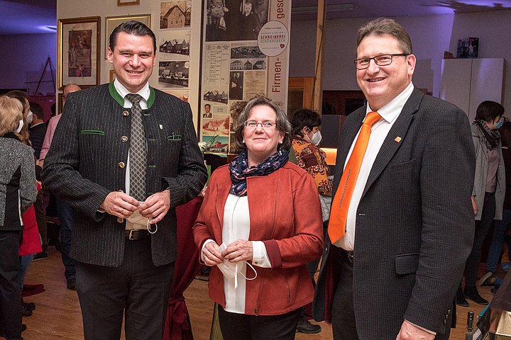 Landrat Thomas Ebeling mit Walburga und Werner Schönberger.